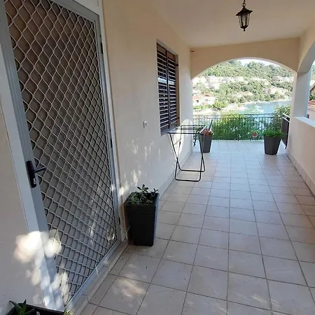 Dominik - Two Bedroom With Terrace And Sea View Apartmán Smokvica (Korcula)